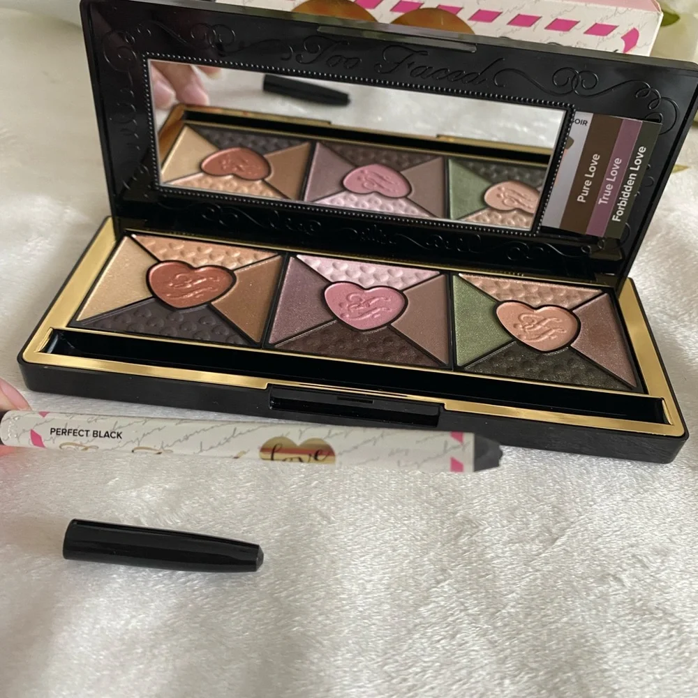Too Faced - LOVE - Passionately Pretty Eye Shadow Collection Palette